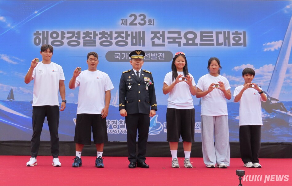 해양경찰청과 대한요트협회 주최로 국가대표 선발전을 겸한 ‘제23회 해양경찰청장배 전국요트대회’가 25일부터 29일까지 5일간 동해안 해양관광의 중심도시 강원 강릉시 사천진항 일원에서 전국 17개 시·도 대표선수 200여명과 요트 170여척이 참가한 가운데 열리고 있다. 개회식 모습. 전인수 기자