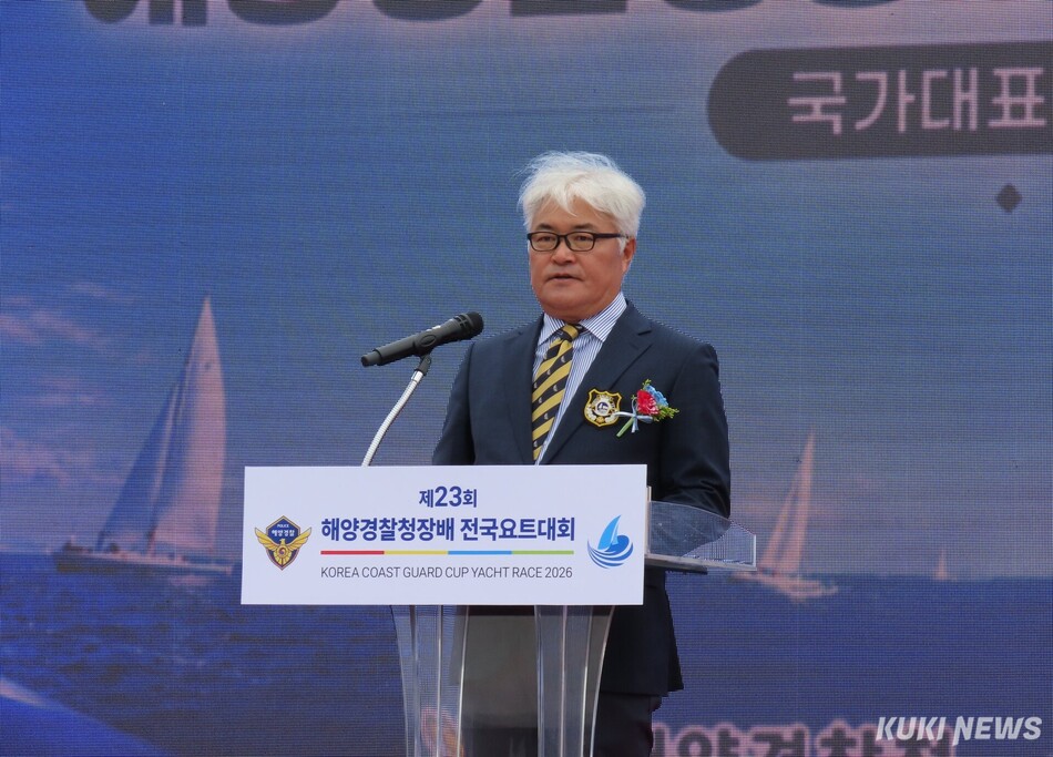 해양경찰청과 대한요트협회 주최로 국가대표 선발전을 겸한 ‘제23회 해양경찰청장배 전국요트대회’가 25일부터 29일까지 5일간 동해안 해양관광의 중심도시 강원 강릉시 사천진항 일원에서 전국 17개 시·도 대표선수 200여명과 요트 170여척이 참가한 가운데 열리고 있다. 개회식 모습. 전인수 기자
