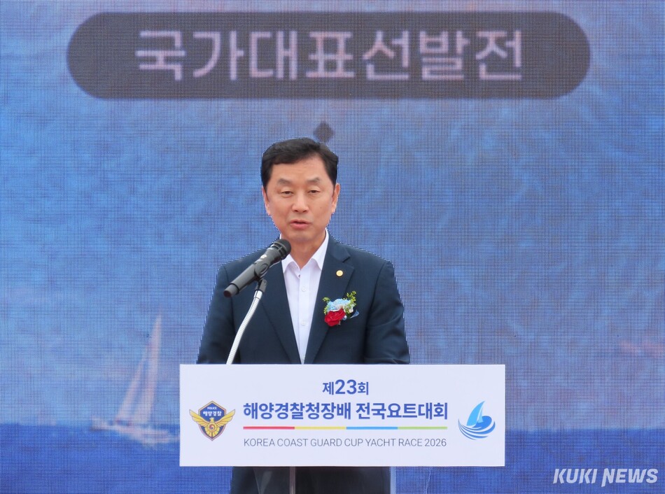 해양경찰청과 대한요트협회 주최로 국가대표 선발전을 겸한 ‘제23회 해양경찰청장배 전국요트대회’가 25일부터 29일까지 5일간 동해안 해양관광의 중심도시 강원 강릉시 사천진항 일원에서 전국 17개 시·도 대표선수 200여명과 요트 170여척이 참가한 가운데 열리고 있다. 개회식 모습. 전인수 기자