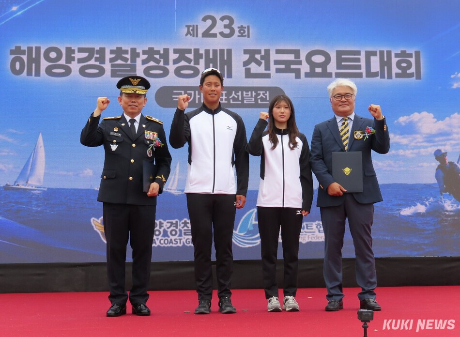 해양경찰청과 대한요트협회 주최로 국가대표 선발전을 겸한 ‘제23회 해양경찰청장배 전국요트대회’가 25일부터 29일까지 5일간 동해안 해양관광의 중심도시 강원 강릉시 사천진항 일원에서 전국 17개 시·도 대표선수 200여명과 요트 170여척이 참가한 가운데 열리고 있다. 개회식 모습. 전인수 기자