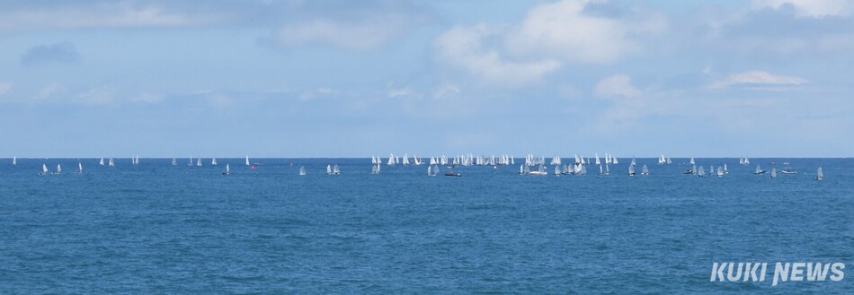 해양경찰청과 대한요트협회 주최로 국가대표 선발전을 겸한 ‘제23회 해양경찰청장배 전국요트대회’가 25일부터 29일까지 5일간 동해안 해양관광의 중심도시 강원 강릉시 사천진항 일원에서 전국 17개 시·도 대표선수 200여명과 요트 170여척이 참가한 가운데 개최된다. 경기 모습. 전인수 기자