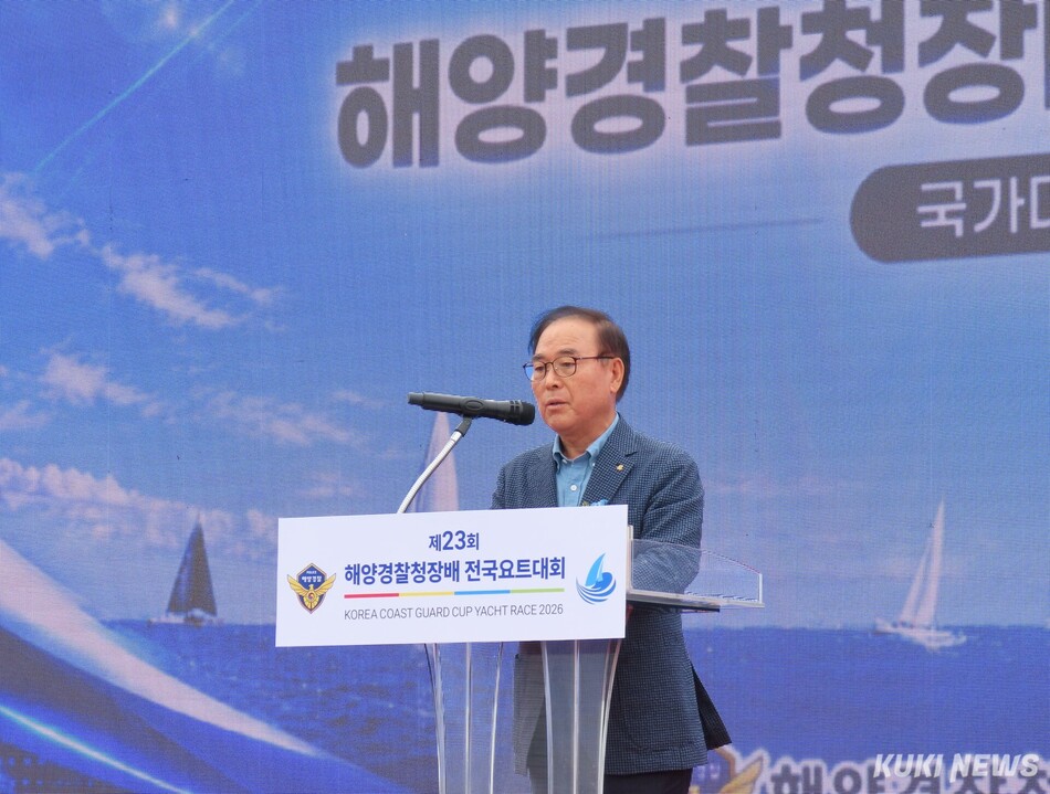 해양경찰청과 대한요트협회 주최로 국가대표 선발전을 겸한 ‘제23회 해양경찰청장배 전국요트대회’가 25일부터 29일까지 5일간 동해안 해양관광의 중심도시 강원 강릉시 사천진항 일원에서 전국 17개 시·도 대표선수 200여명과 요트 170여척이 참가한 가운데 열리고 있다. 개회식 모습. 전인수 기자