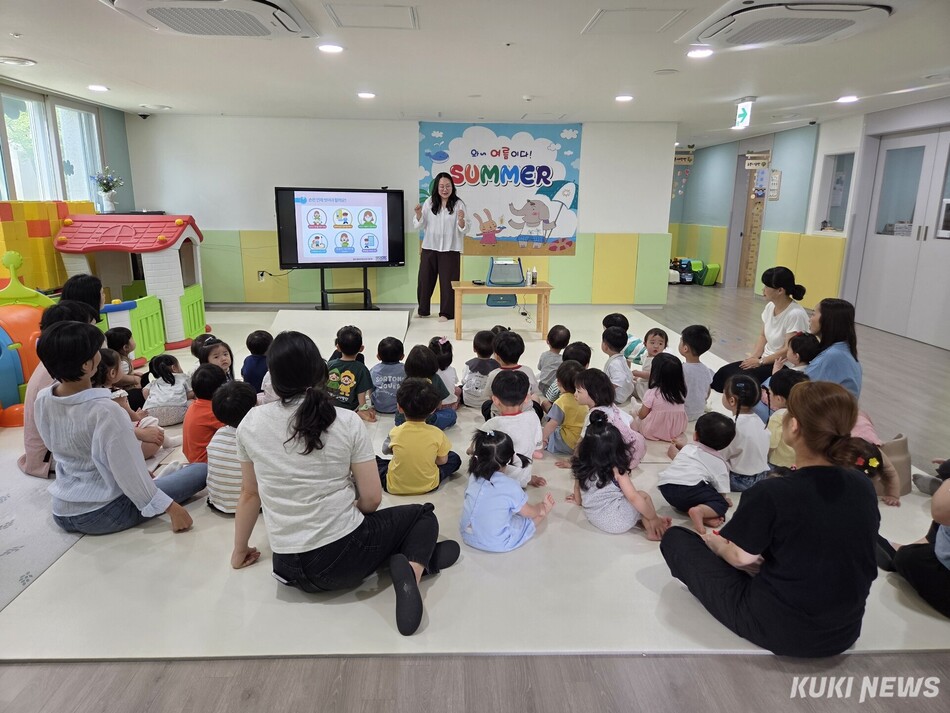 충남보건환경연구원의 출산돌봄시설 감염병 예방 교육 모습.
