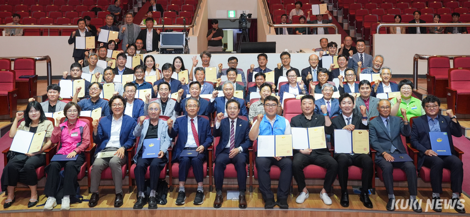 강삼영 당선인과 강원특별자치도교육감직인수위원.