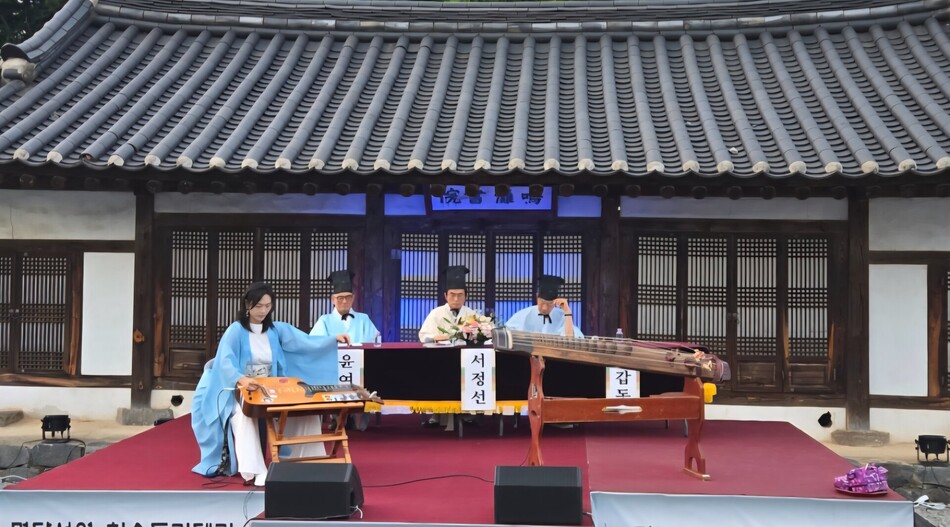 명탄서원은 인문학콘서트 중간에 거문고 연주 등을 진행해 관람객 집중을 끌어냈다.