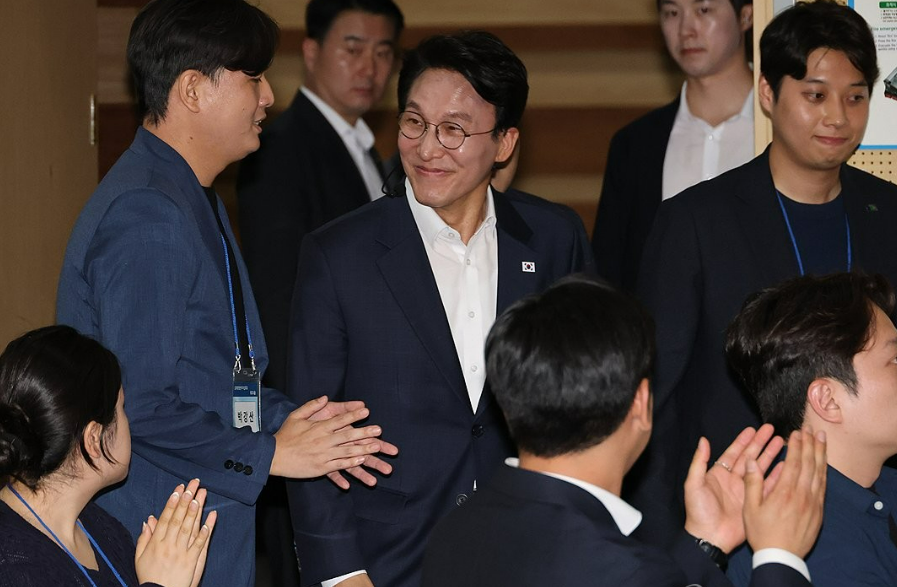 김민석 국무총리가 지난 26일 광주광역시 김대중컨벤션센터에서 김대중정치학교 주최로 열린 ‘청년리더십학교 워크숍’ 특강에 나서고 있다. 연합뉴스