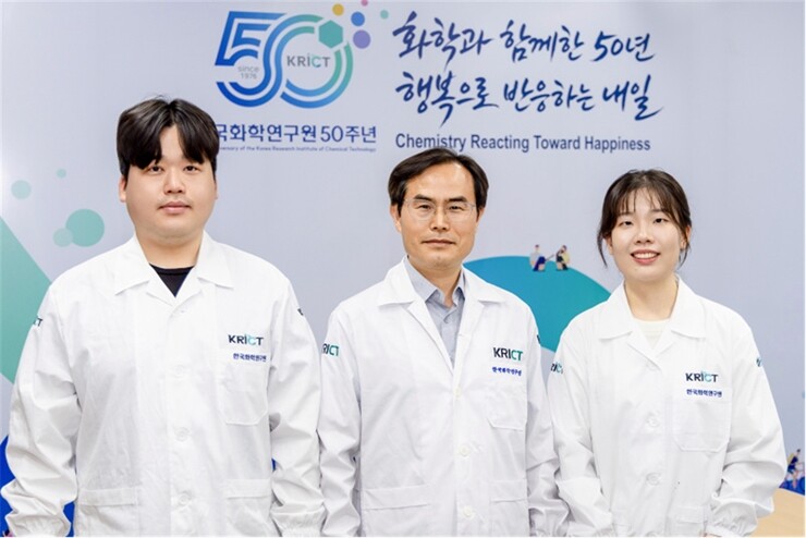 (왼쪽부터)김주형 학생연구원, 김동욱 책임연구원, 배효원 학생연구원. 한국화학연구원
