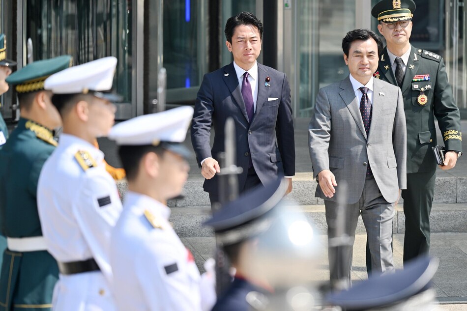 안규백 국방부 장관과 고이즈미 신지로 일본 방위상이 28일 서울 용산구 국방부에서 만나 의장대 사열을 하기 위해 연병장으로 향하고 있다. 연합뉴스
