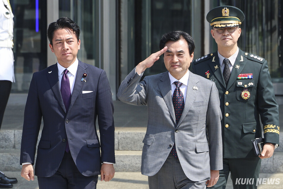 안규백 국방부 장관과 고이즈미 신지로 일본 방위대신이 28일 서울 용산구 국방부 연병장에서 열린 한일국방장관회담 의장 행사에 참석하고 있다. 사진공동취재단