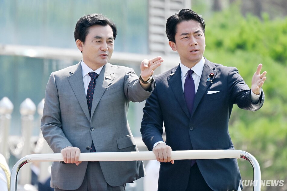 안규백(왼쪽) 국방부 장관과 고이즈미 신지로 일본 방위상이 28일 서울 용산구 국방부 연병장에서 의장대 사열을 하며 대화를 하고 있다. 사진공동취재단