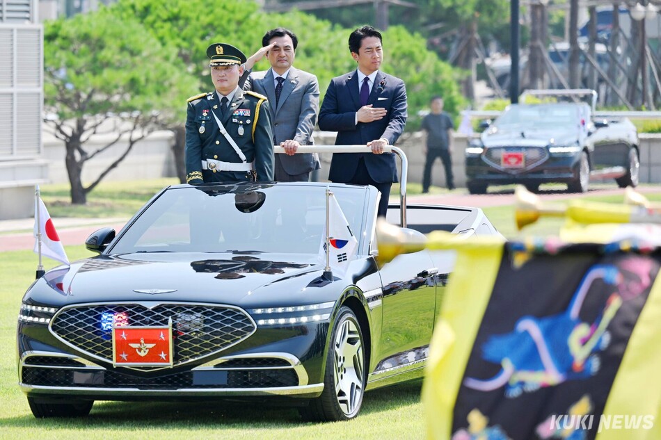 안규백(가운데) 국방부 장관과 고이즈미 신지로(오른쪽) 일본 방위상이 28일 서울 용산구 국방부 연병장에서 의장대 사열을 하고 있다. 사진공동취재단