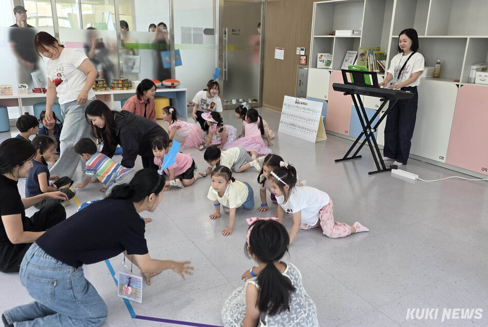 대구 동구 ‘와글와글아이세상’에서 열린 마음색깔놀이터 DAY에 참여한 영유아와 부모들이 영진전문대 학생들의 도움으로 체험 활동을 하고 있다. 최태욱 기자