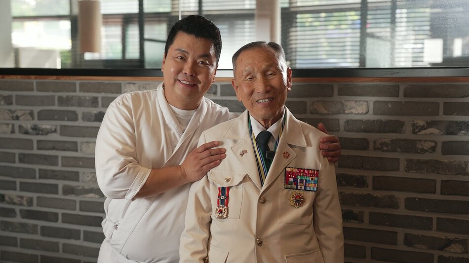 정호영 셰프와 배수용 옹이 함께 하고 있다. 경북도 제공.
