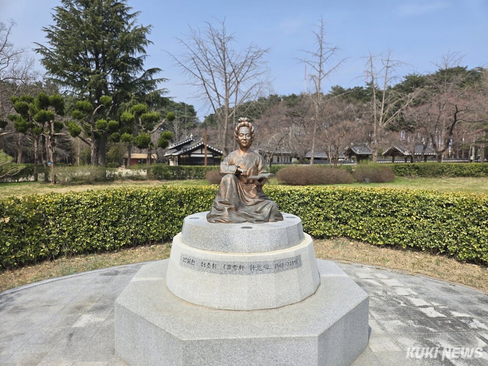 강릉시가 문화체육관광부 주관 ‘2026년 K-푸드로드 문화관광 활성화 사업’ 공모에 최종 선정돼 초당동 일원에 K-푸드 문화관광 융복합 거점 거리 조성에 나선다. 허균·허난설헌 기념공원 모습. 전인수 기자