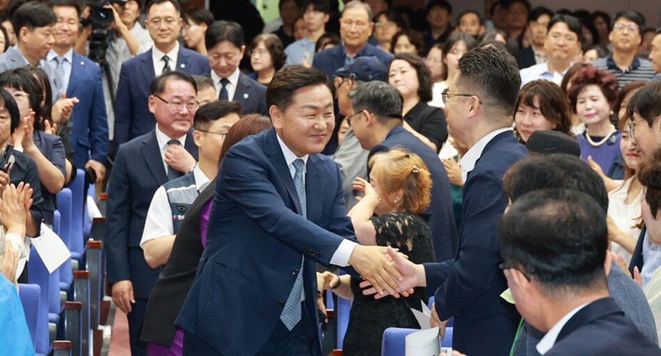 김관영 전북특별자치도지사가 29일 이임식에서 도청 직원, 도민들과 악수로 이임 인사를 전하고 있다.