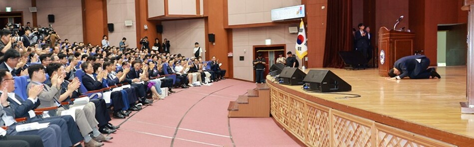 김관영 전북도지사가 29일 이임식에서 도청 직원과 도민들에게 큰절로 감사 인사를 전하고 있다.