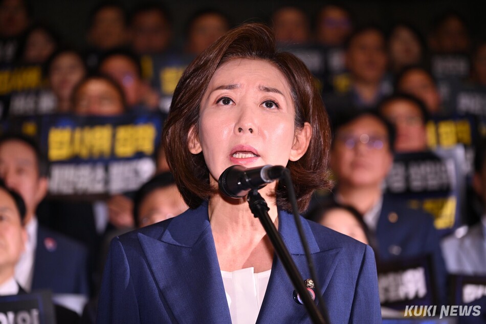 나경원 국민의힘 의원이 29일 서울 여의도 국회 로텐더홀에서 여당의 상임위원장 독점을 규탄하는 발언을 하고 있다.