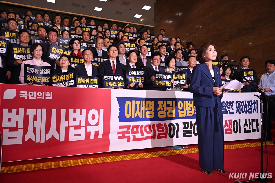 나경원 국민의힘 의원이 29일 서울 여의도 국회 로텐더홀에서 여당의 상임위원장 독점을 규탄하는 발언을 하고 있다.