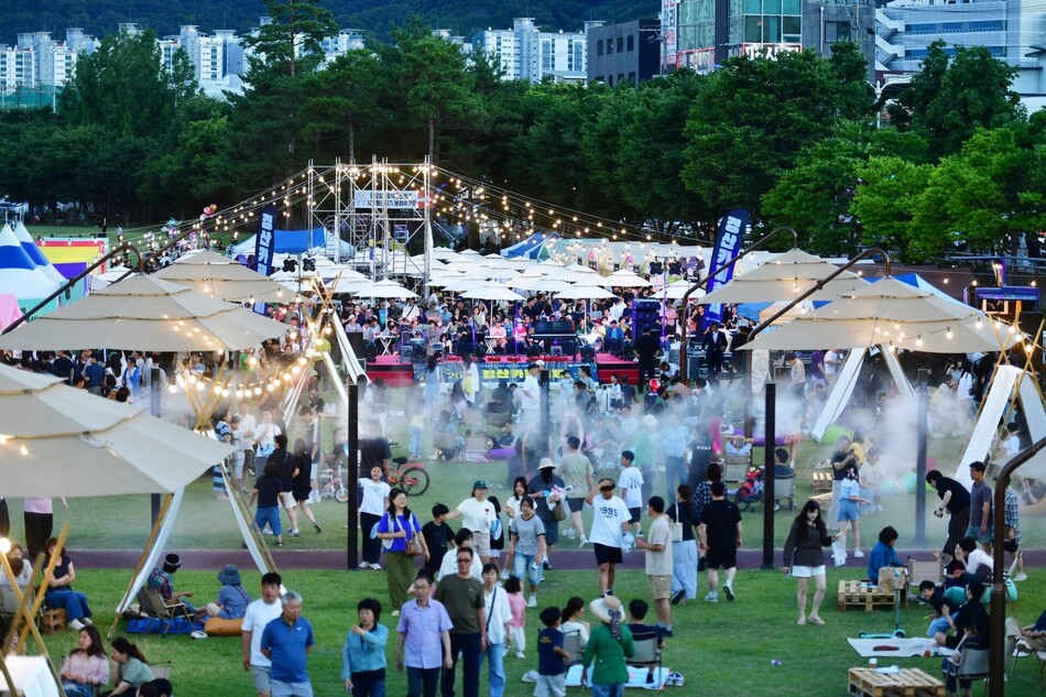 경산시 남천 둔치에서 열린 ‘2026 경산 카페 축제’에 방문객이 몰려 북적이는 모습. 경산문화관광재단 제공