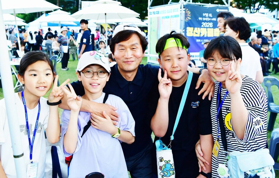 조현일 경산시장이 ‘2026 경산 카페 축제’에서 어린이 방문객들과 기념촬영을 하고 있다. 출처=조현일 경산시장 페이스북