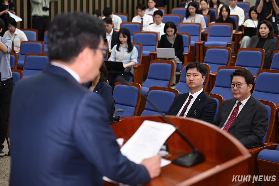우재준 국민의힘 청년최고위원과 신동욱 최고위원이 29일 서울 여의도 국회에서 열린 의원총회에서 정점식 원내대표의 모두발언을 듣고 있다.