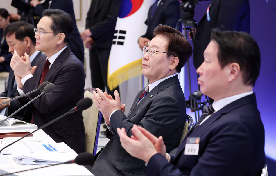 이재명 대통령과 이재용 삼성전자 회장, 최태원 SK그룹 회장이 29일 청와대에서 열린 3대 메가프로젝트 국민보고회에서 영상 시청 후 박수를 치고 있다.