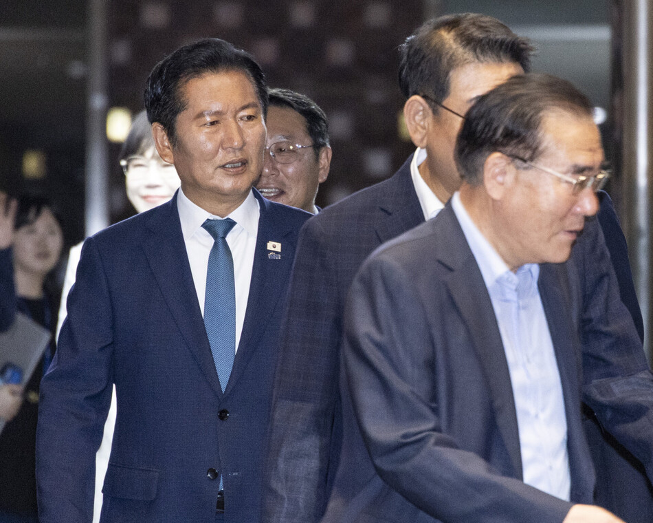 더불어민주당 정청래 전 대표가 29일 국회에서 열린 의원총회에 입장하고 있다.