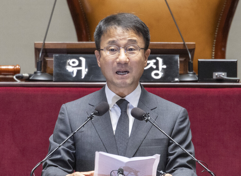 더불어민주당 한병도 당 대표 직무대행 및 원내대표가 29일 국회에서 열린 의원총회에서 발언하고 있다.