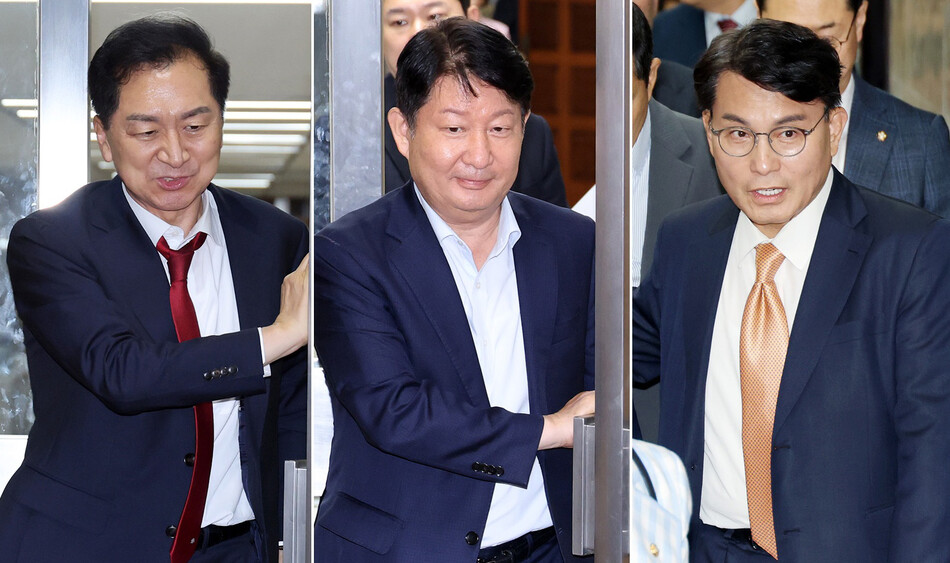 김기현(왼쪽부터), 권영진, 윤상현 국민의힘 의원이 29일 국회에서 열린 비공개 의원총회를 마친 뒤 회의장을 나서고 있다. 연합뉴스