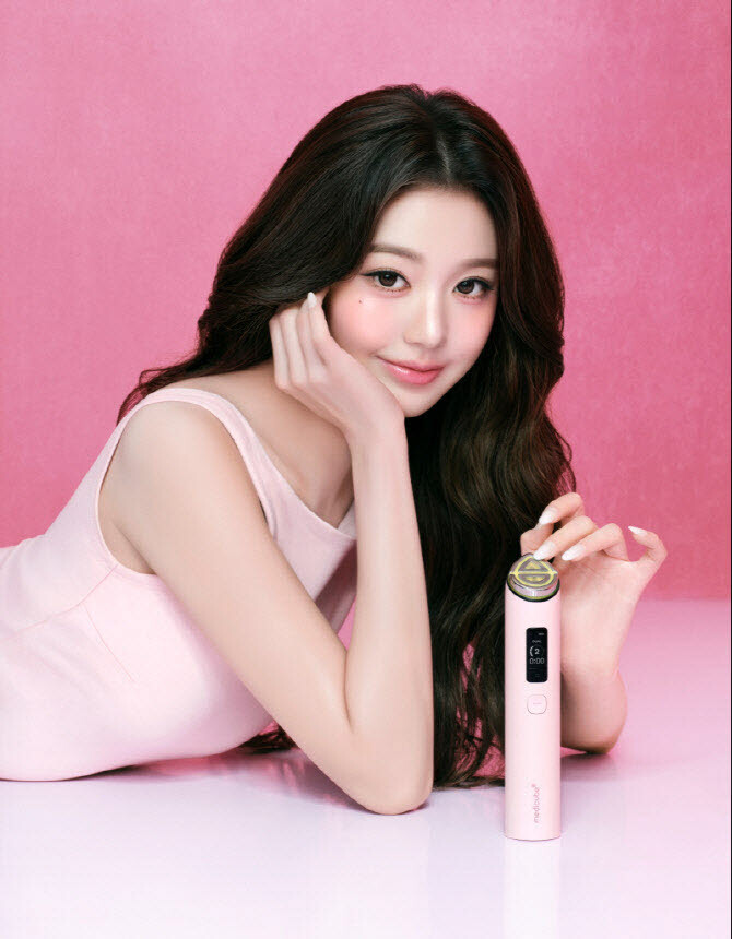 에이피알 모델 장원영과 ‘부스터 프로 X2’ 제품 이미지. 에이피알 제공