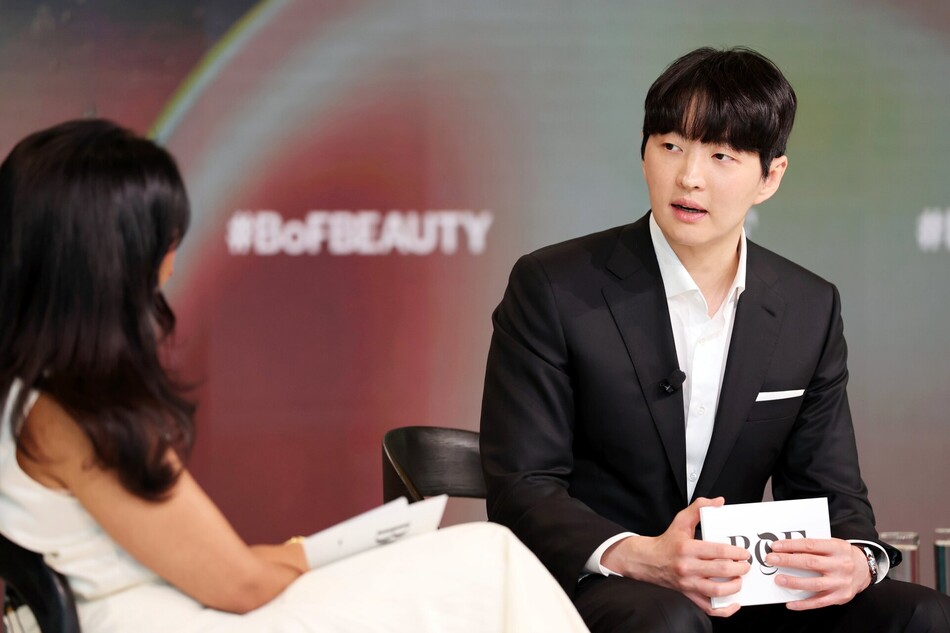 김병훈 에이피알 대표가 미국 캘리포니아 나파 밸리에서 열린 ‘비즈니스 오브 뷰티 글로벌 포럼 2026에서 발언하고 있다. 에이피알 제공