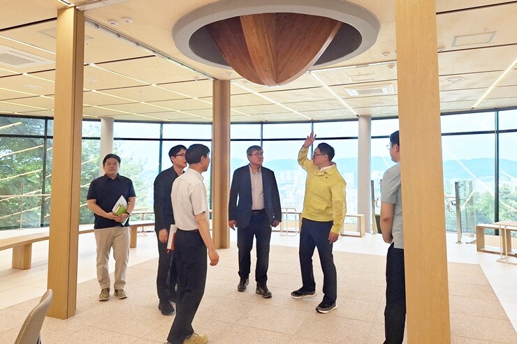 29일 대전 중구 ‘보문산 큰나무 전망대’ 목조건출물을 살펴보는 임하수 산림청 차장(오른쪽 두번째). 산림청
