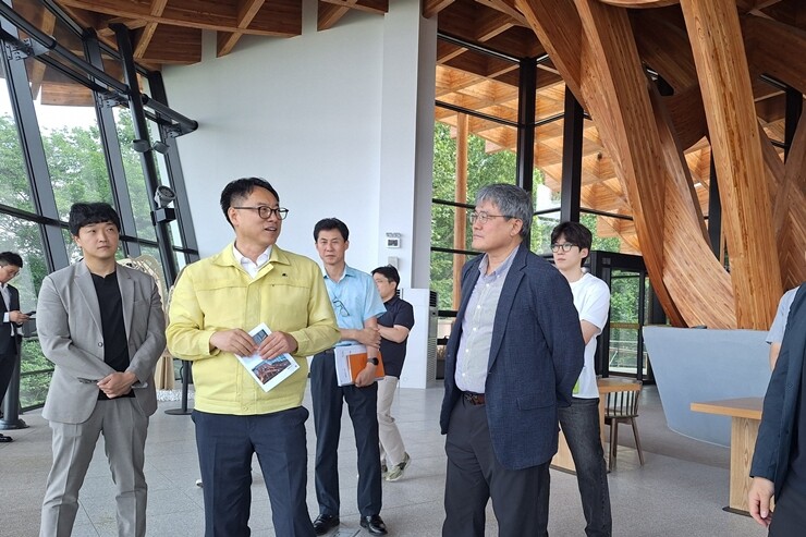 29일 대전 중구 ‘보문산 큰나무 전망대’ 목조건출물을 살펴보는 임하수 산림청 차장(왼쪽 두번째). 산림청