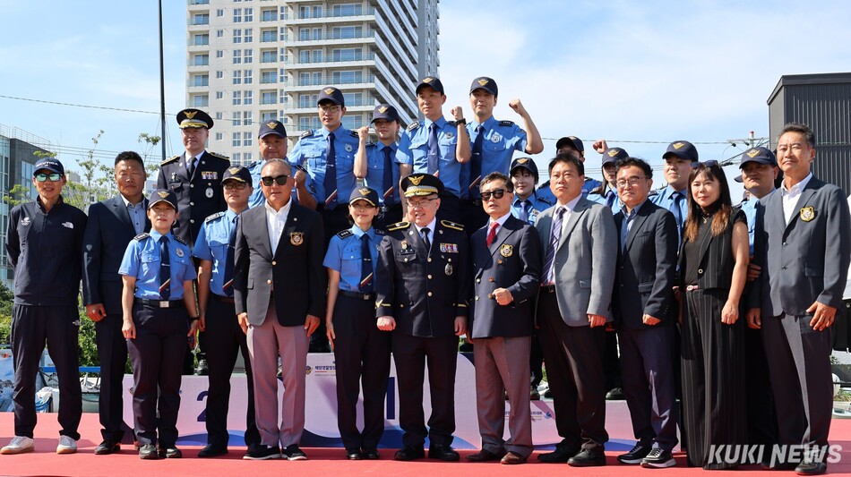 지난 25일부터 강릉 사천진항 일원에서 열린 ‘제23회 해양경찰청장배 요트대회’가 전국 요트인들과 관계자·강릉시민들의 뜨거운 관심 속에서 29일 시상식을 끝으로 대단원의 막을 내렸다. 단체 기념촬영. 강릉해양경찰서 제공