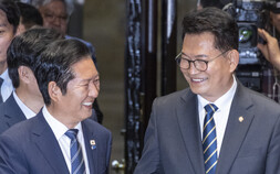 ‘노무현 적통’ 놓고 맞붙은 송영길·정청래…장례식 참석 공방까지