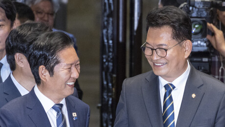 ‘노무현 적통’ 놓고 맞붙은 송영길·정청래…장례식 참석 공방까지
