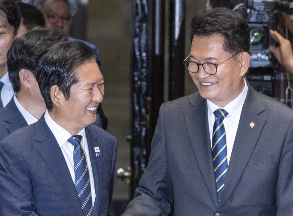 정청래 전 더불어민주당 대표(왼쪽)가 지난 11일 국회에서 열린 의원총회에서 송영길 민주당 의원과 악수하고 있다. 연합뉴스
