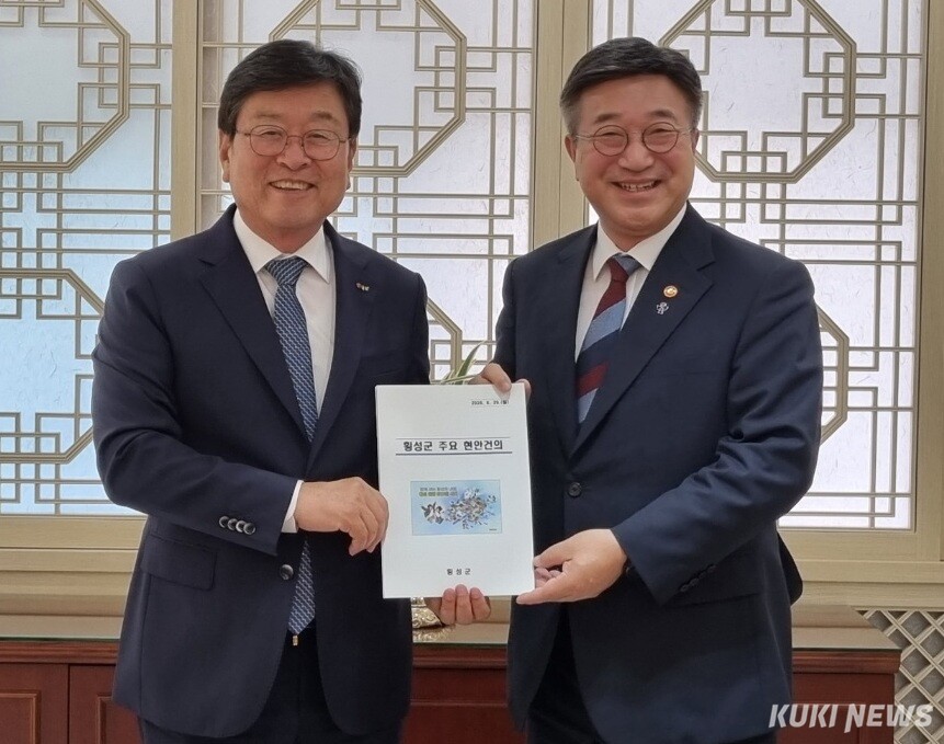 장신상(왼쪽) 횡성군수 당선인은 29일 정부서울청사에서 윤호중 행정안전부 장관을 만나 정부 차원의 지원을 당부했다. 인수위원회