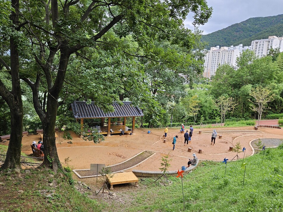 양산시 물금읍 디자인공원 황토맨발길에 전통정자가 설치돼 있다. 양산시 제공