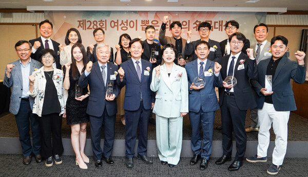 전남도는 최근 서울 한국프레스센터에서 열린 ‘제28회 여성이 뽑은 최고의 명품대상’ 시상식에서 전남쌀이 농산물 부문 대상을 받아 20년 연속 수상의 영예를 안았다고 29일 밝혔다. /전남도