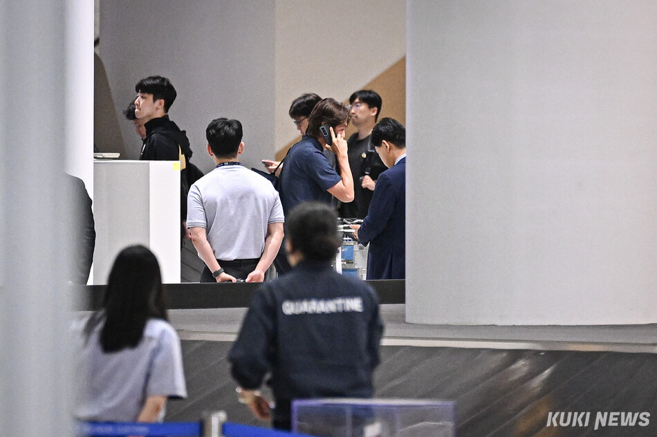 홍명보 대한민국 축구대표팀 감독이 30일 인천국제공항에서 입국장을 빠져나오며 통화를 하고 있다.