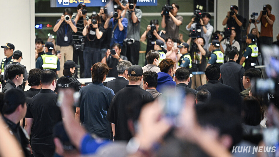 홍명보 대한민국 축구대표팀 감독이 2026 북중미 월드컵 일정을 마친 뒤 30일 인천국제공항을 통해 귀국하고 있다.