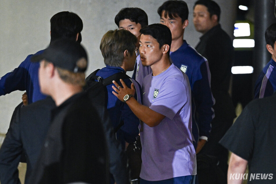 대한민국 남자축구 국가대표팀 황희찬(오른쪽)이 30일 인천국제공항에서 입국장을 빠져나와 이강인과 인사를 나누고 있다.