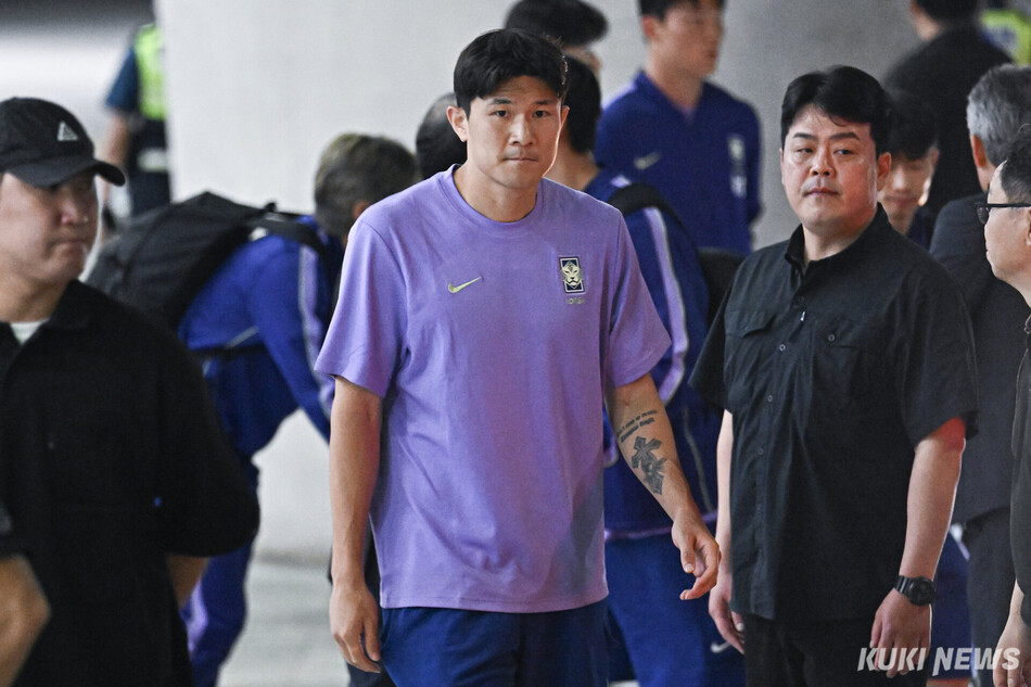 대한민국 남자축구 국가대표팀 김민재가 30일 인천국제공항에서 입국장을 빠져나와 차량으로 향하고 있다.