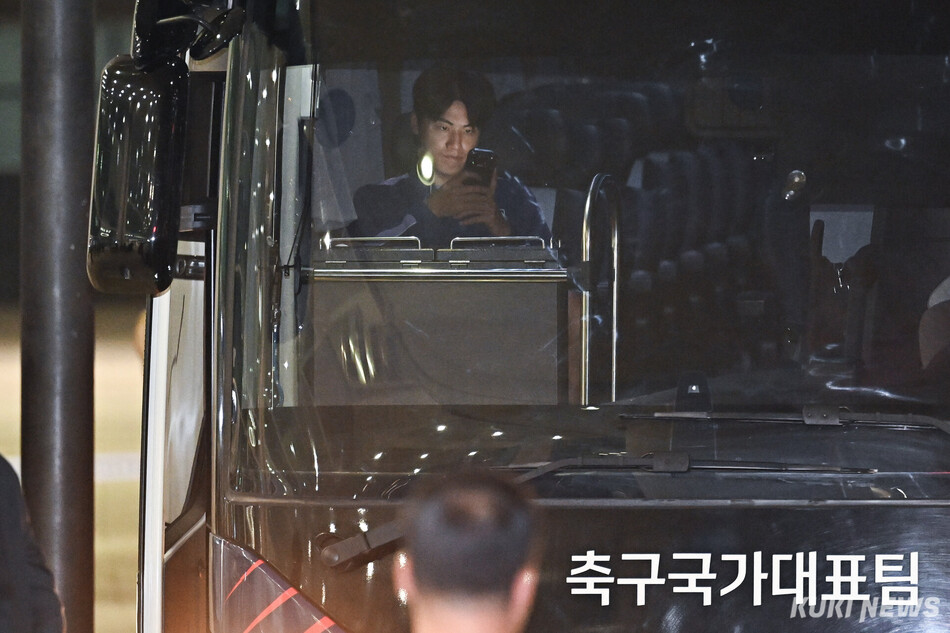 대한민국 남자축구 국가대표팀 설영우가 30일 인천국제공항에서 입국장을 빠져나와 버스에 탑승해 있다.