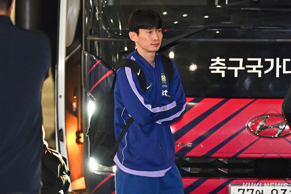 대한민국 남자축구 국가대표팀 김문환이 30일 인천국제공항에서 입국장을 빠져나와 차량을 기다리고 있다.