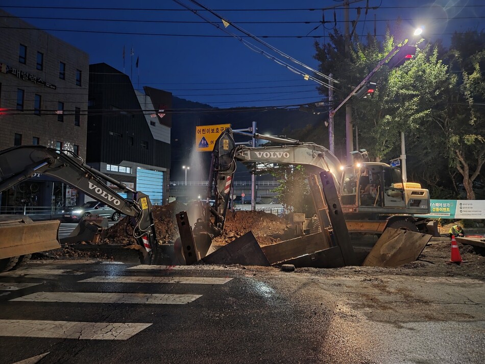 29일 오후 10시30분쯤 대구 수성못오거리 인근 상수도관 파손으로 도로가 침하돼 복구 작업이 진행되고 있다. 수성구청 제공
