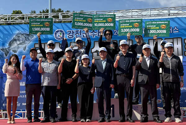 강진군 마량항 원형방파제 일원에서 열린 ‘2026 강진피싱마스터스 강진군수배 감성돔 선상낚시대회’에서 2.28㎏을 낚아 올린 김호수(남양주) 씨가 1위를 차지, 상금 1000만 원의 주인공이 됐다. /강진군