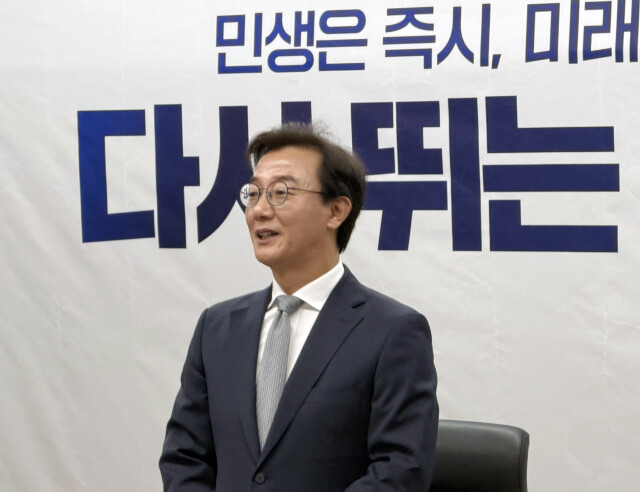 전재수 부산시장 당선인이 민선9기 부산시장직 인수위원회 출범식에서 인사말을 하고 있다. 사진 연합뉴스