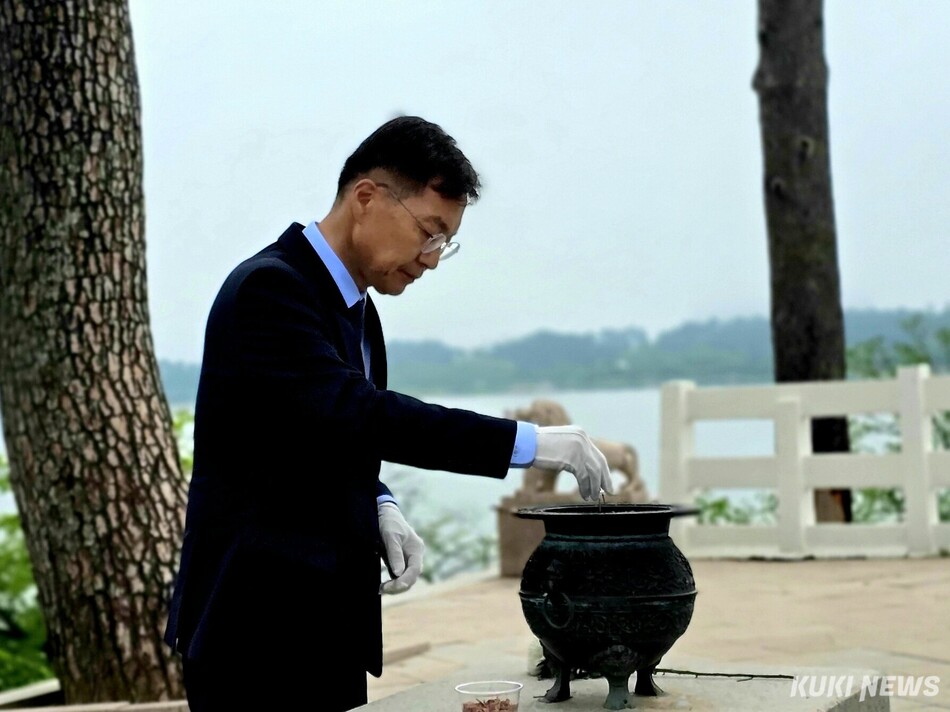 김중남 강릉시장 당선인이 7월 1일 오전 10시 주문진실내체육관에서 민선9기 강릉시장 취임식을 갖고, 본격적인 민선 9기 시정 운영에 들어간다. 충혼탑 분향 모습. 인수위 제공